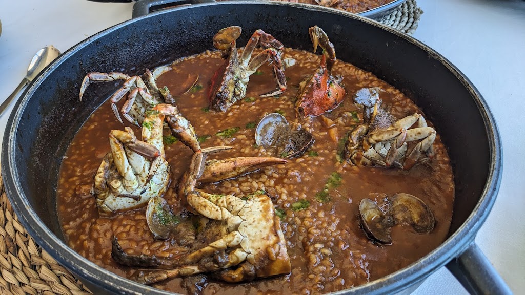 DONZELLA BEACH — Comida y bebida