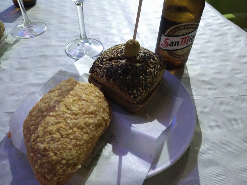 Bar-Cafeteria El Clotet 2.0 — Comida y bebida