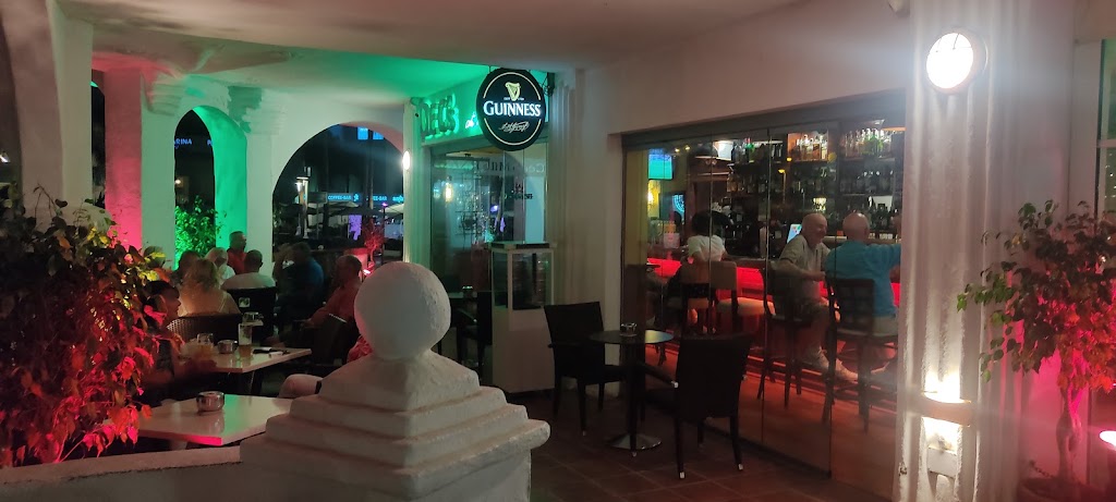 Dec's Irish Bar Puerto Marina — Ambiente