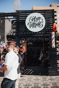 Fachada de Entre Tablas Barbershop