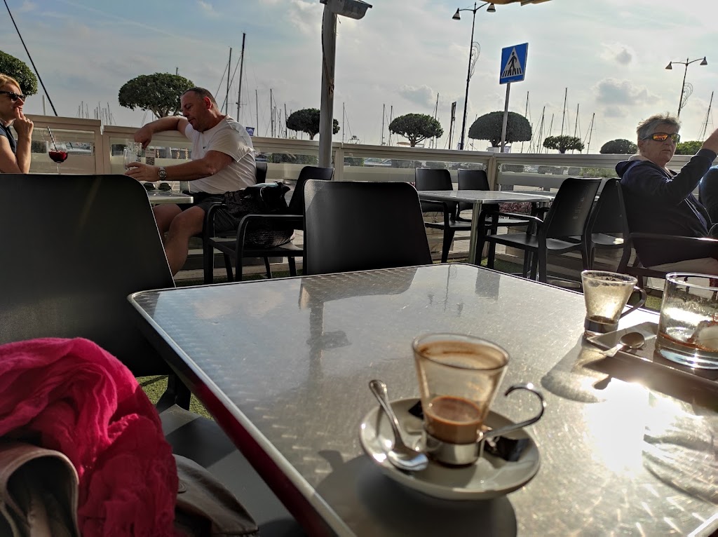 Lounge Bar Gelateria — Ambiente