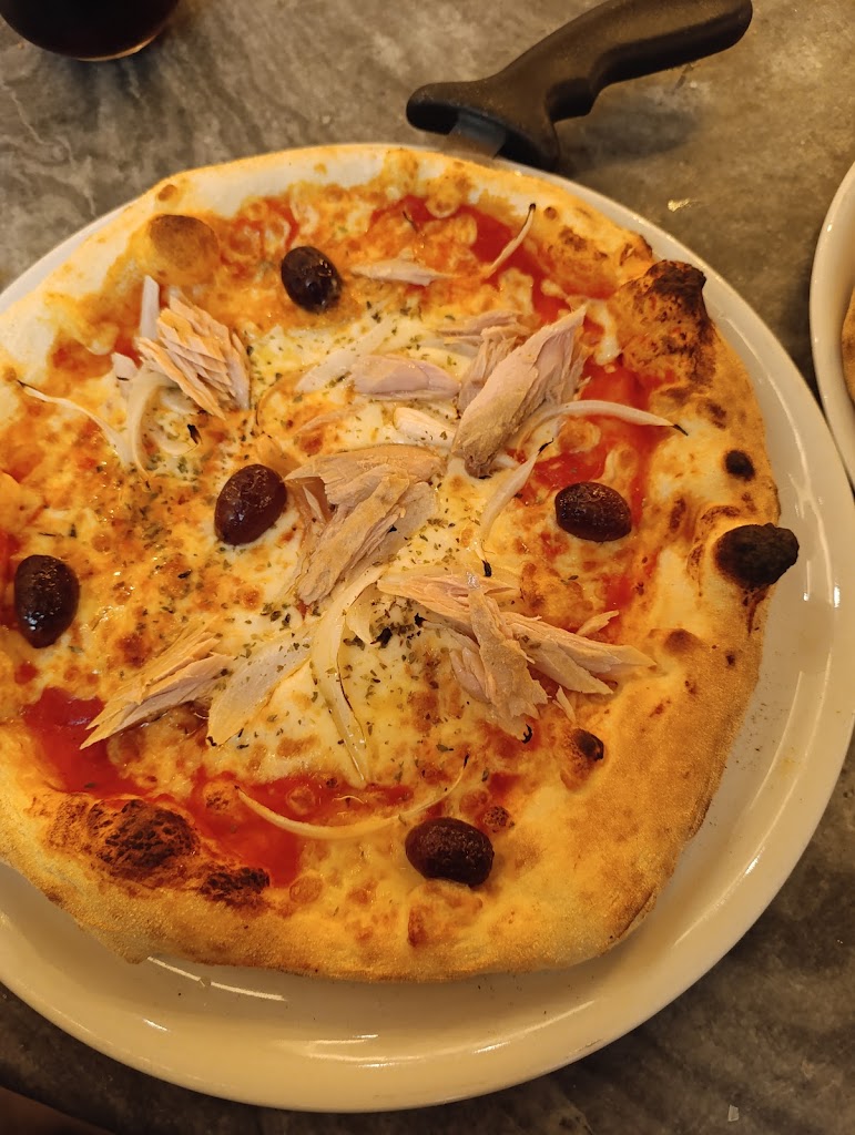 La Delizzia Pizzeria — Comida y bebida