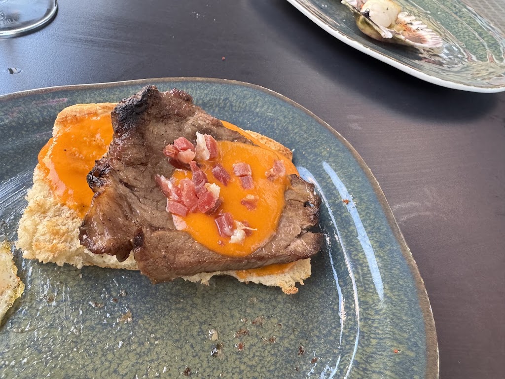 Restaurante L'Brassa — Comida y bebida
