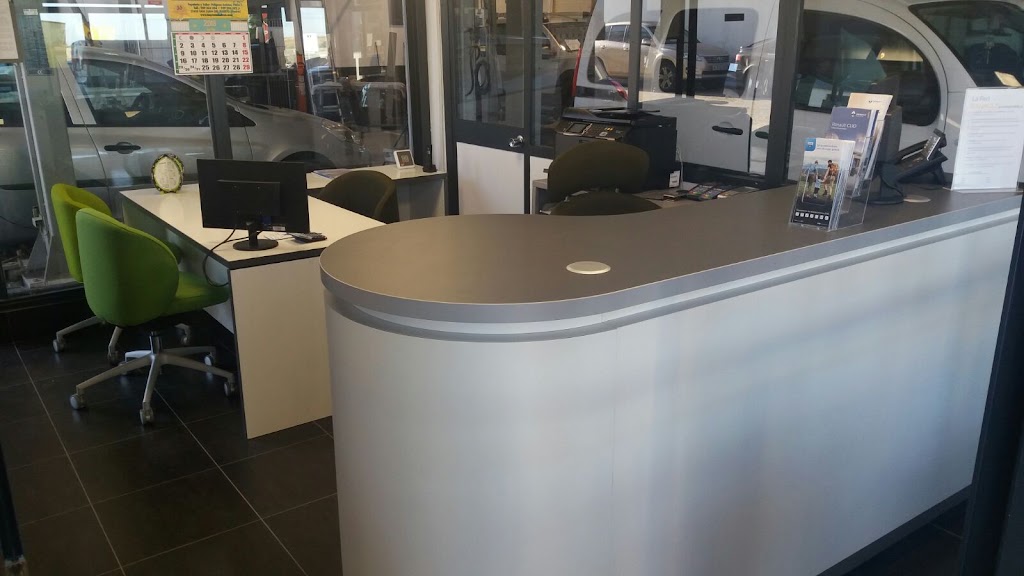 Talleres San Miguel Agente Renault-Dacia — Interior