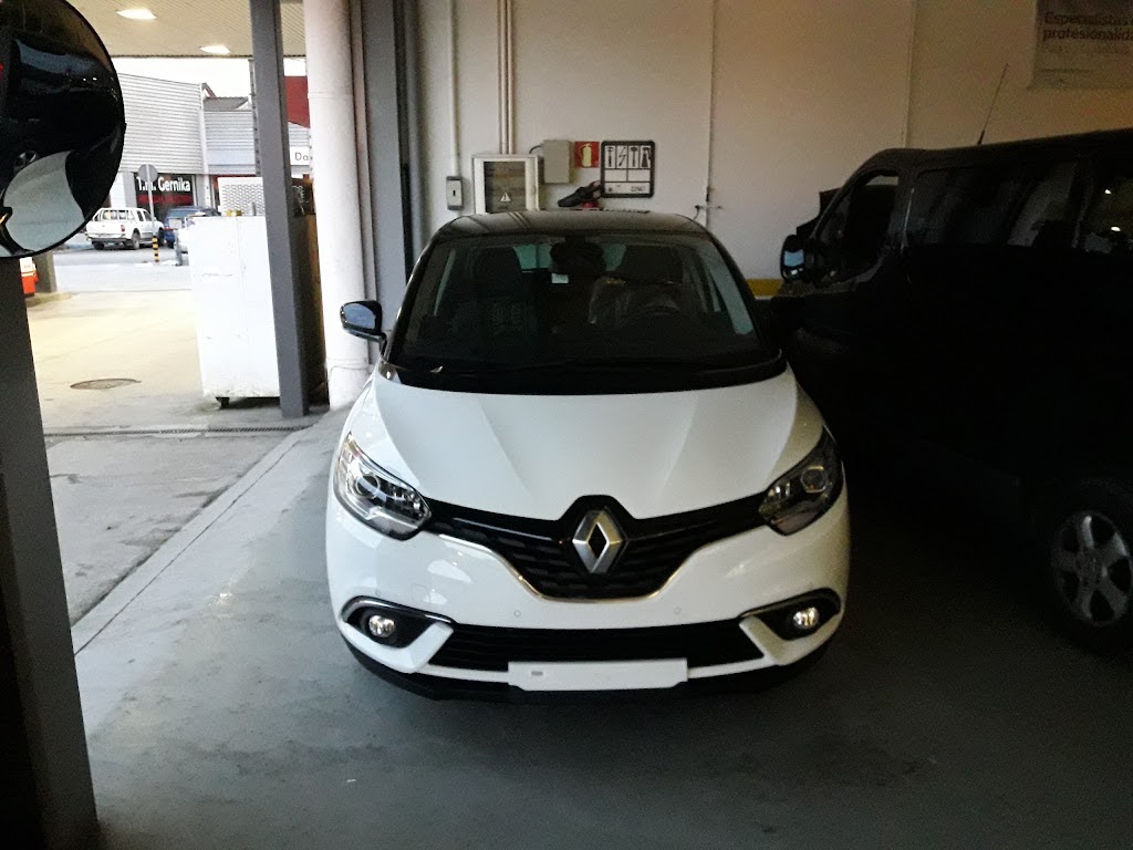 EKIN AUTOAK, S.A.L. - Venta y taller de reparacion de vehiculos oficial de Renault-Dacia — Interior