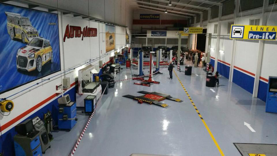 Taller Mecanico Auto Motor 4x4 — Interior