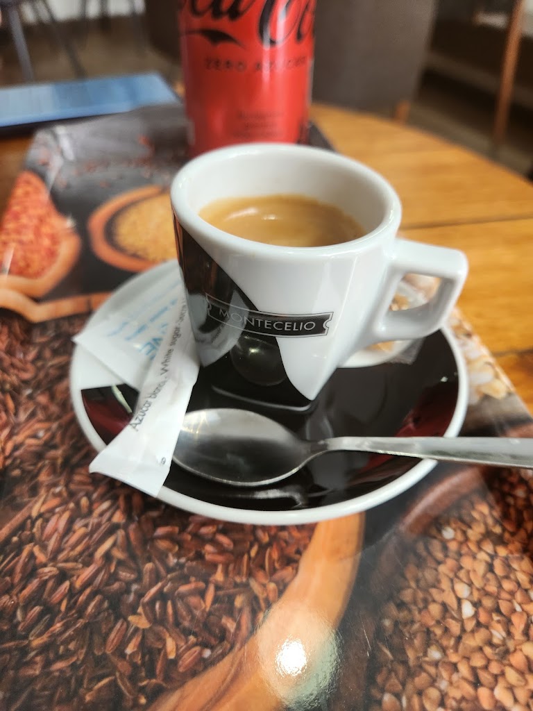 La RE'UNION Cafe — Comida y bebida