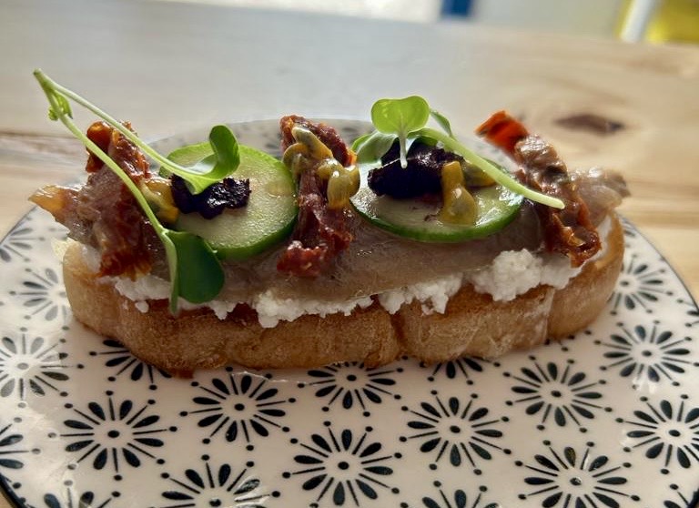 Vermuteria Rojo Frito — Comida y bebida