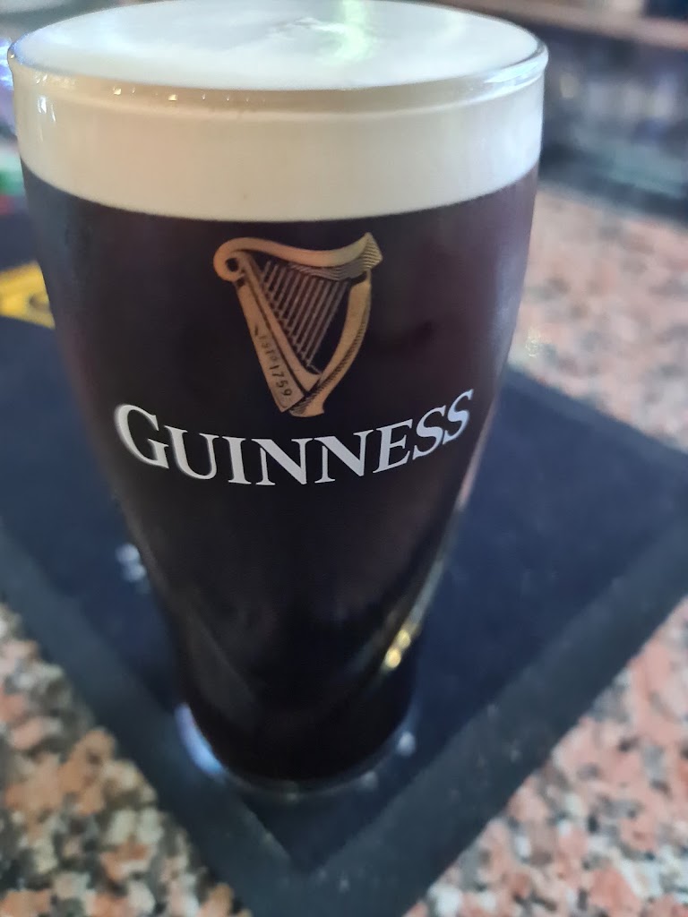The Grumpy Goat Sports Bar — Comida y bebida