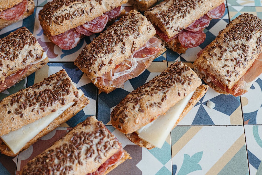 MOM Bread&Coffee — Comida y bebida