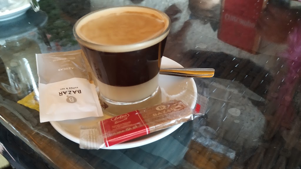Karaoke Cafe Tipuana — Comida y bebida