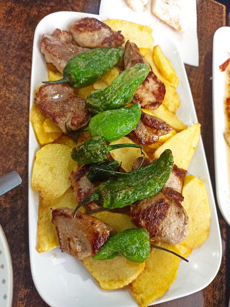 Cerveceria La Pinta — Comida y bebida