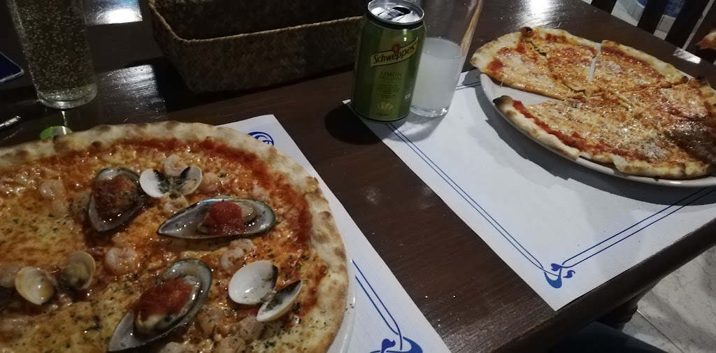 Pizzeria Azzurra — Comida y bebida