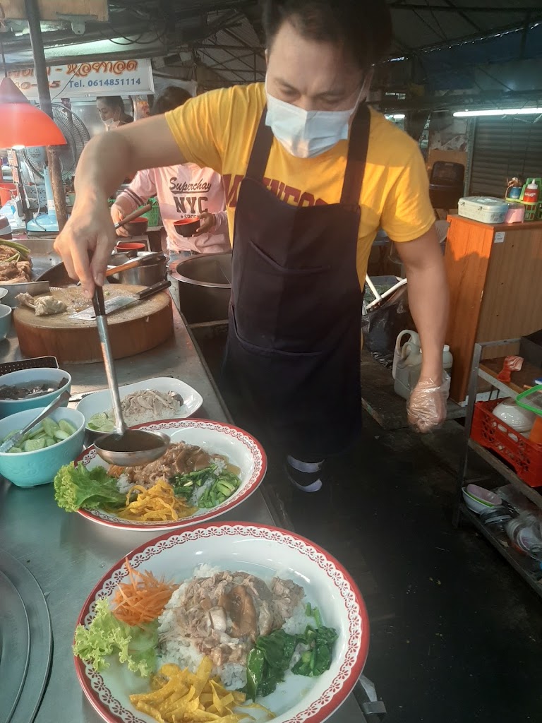 ร้านข้าวมันไก่นายน้อย ข้าวขาหมู กะเพราถาด สุกี้ ซุปเปอร์ขาไก่의 사진