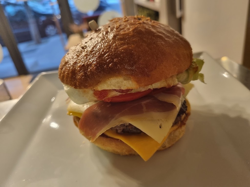 Bon Appetit Comida casera Nika — Comer con las manos