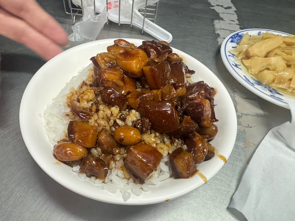 三角窗菜尾湯、土豆肉燥飯 的照片