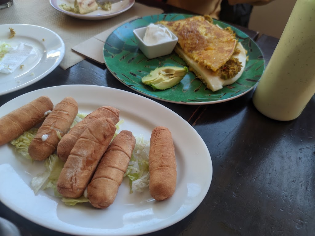 Alfredo's Bistro Bar — Comida y bebida