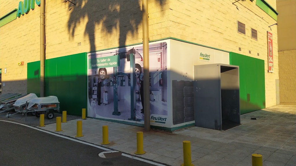 Feu Vert — Exterior