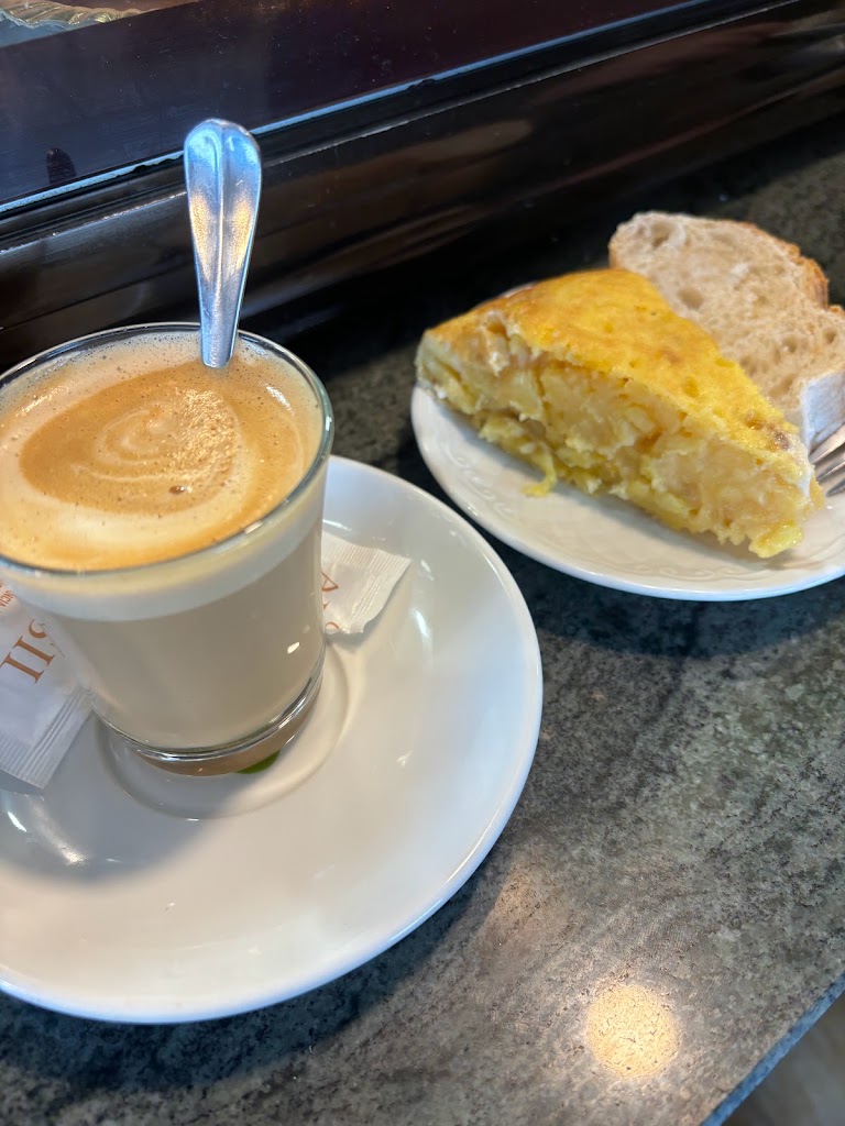 Cafe Bar Alto Sil — Comida y bebida