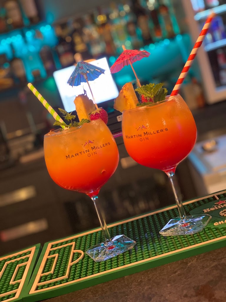 BOSTON LOUNGE BAR — Comida y bebida