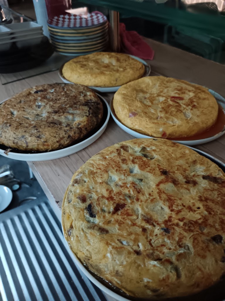 Hiru Aldeta Taberna — Comida y bebida