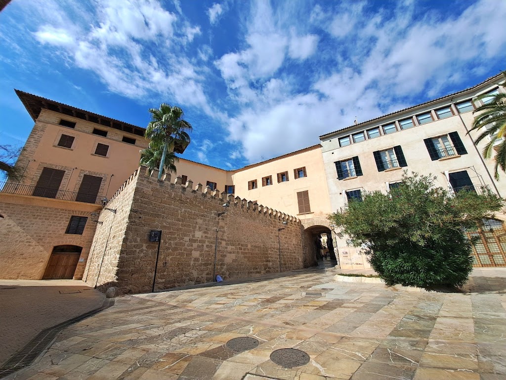 Puerta renacentista de la Portella