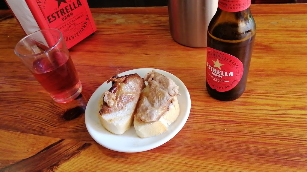 Cafe Bar Restabal — Comida y bebida