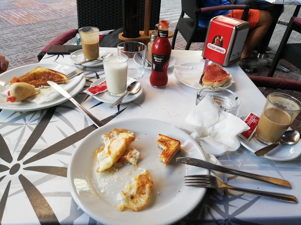 Cafeteria Heladeria Canela — Comida y bebida