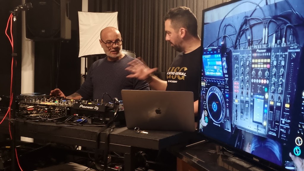 Un Sitio Genial DJ Academy — Del propietario