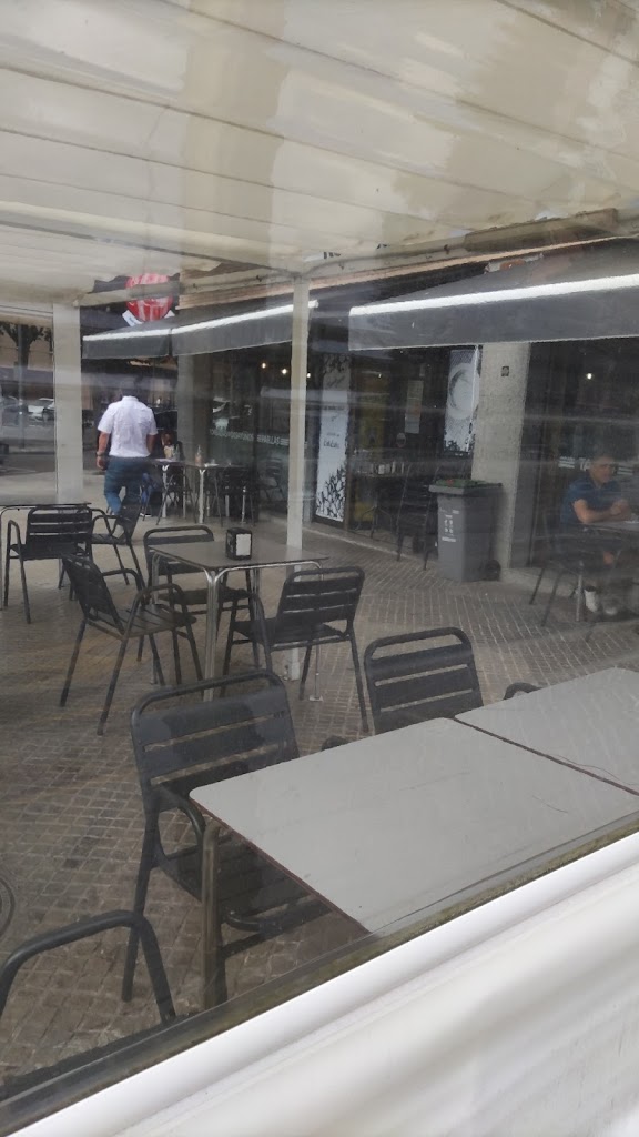 Rotonda Mes Q Tapes | Cornella de Llobregat — Ambiente