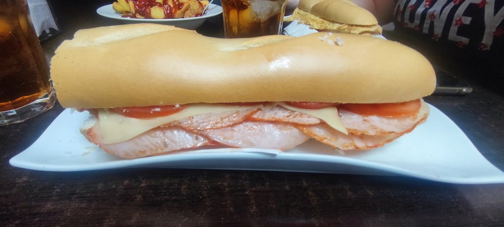 Pepe's Cafe-Bar. — Comida y bebida