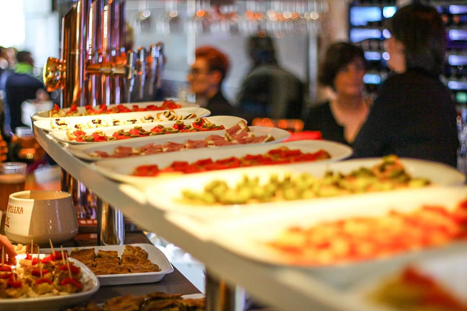 Don Vinarius Vinos y Tapas — Comida y bebida