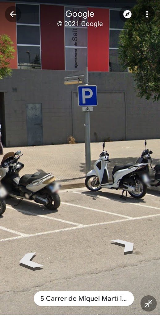 [P] Zona d'aparcament reservada per a motos — Estacionamiento
