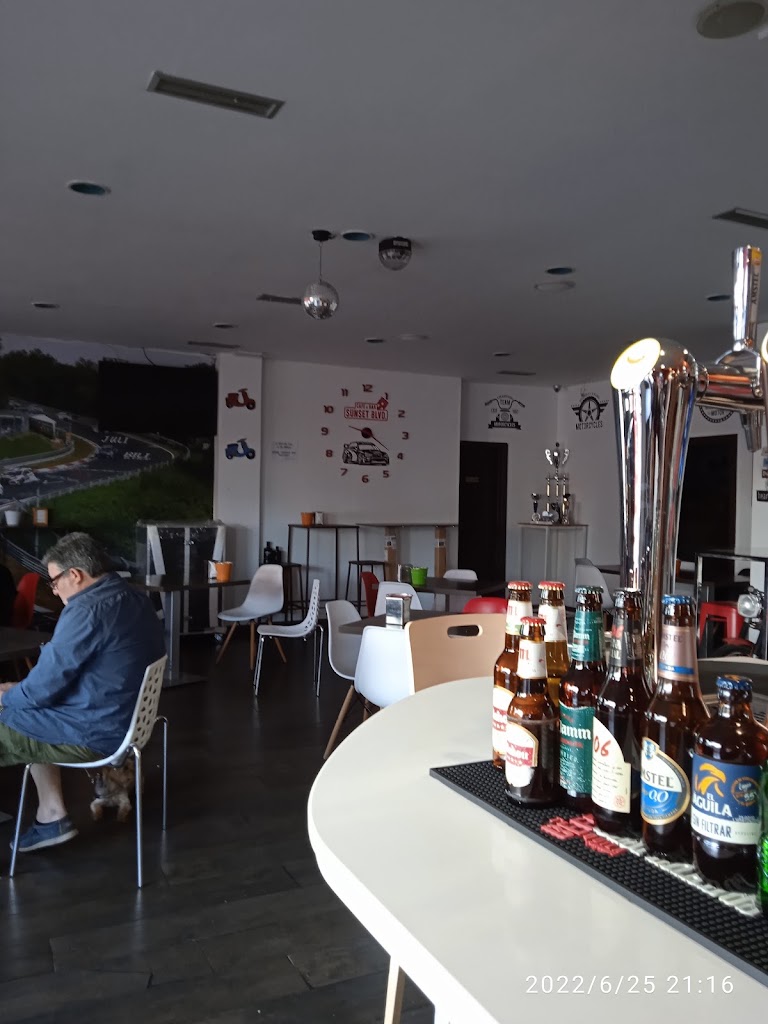 Cafe Bar Sunset BLVD — Ambiente