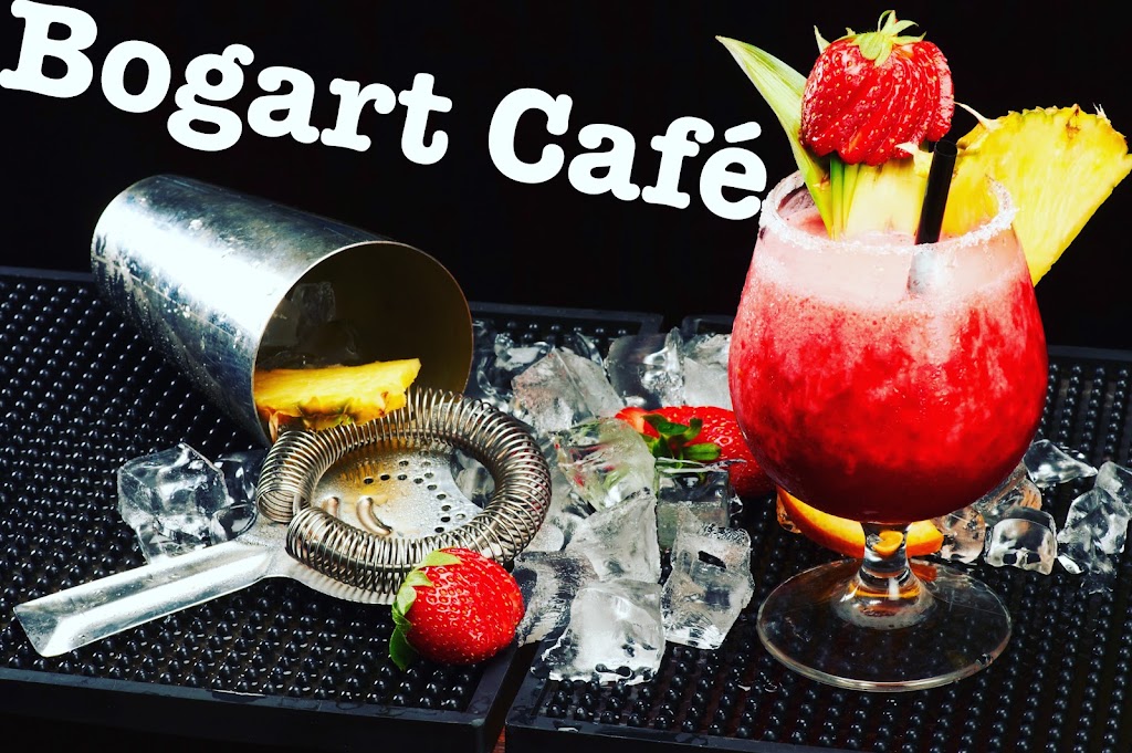 Bogart Cafe — Comida y bebida