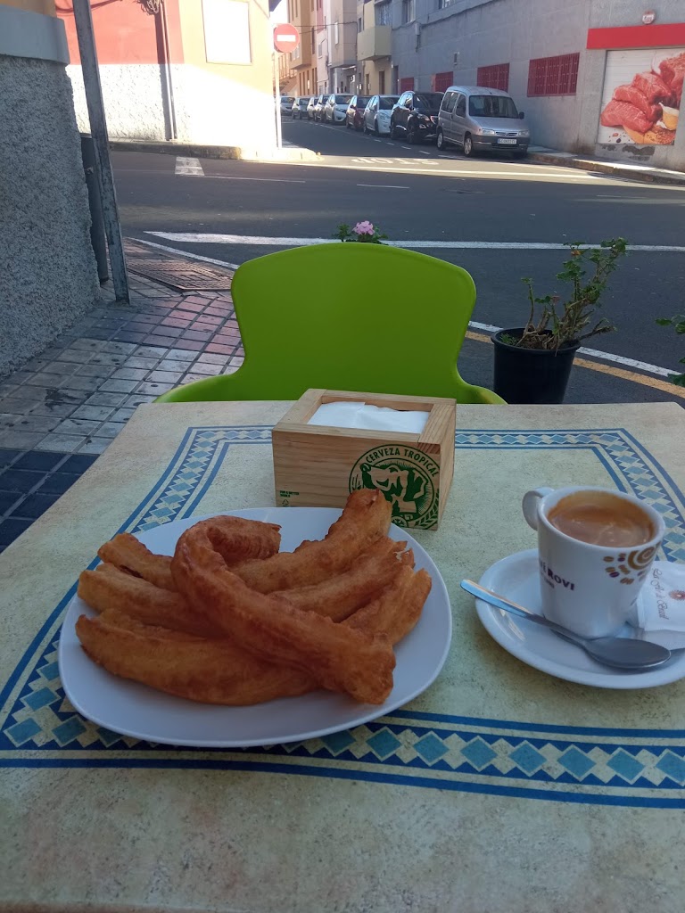 Olivares Cafeteria Churreria Piscolabis — Comida y bebida