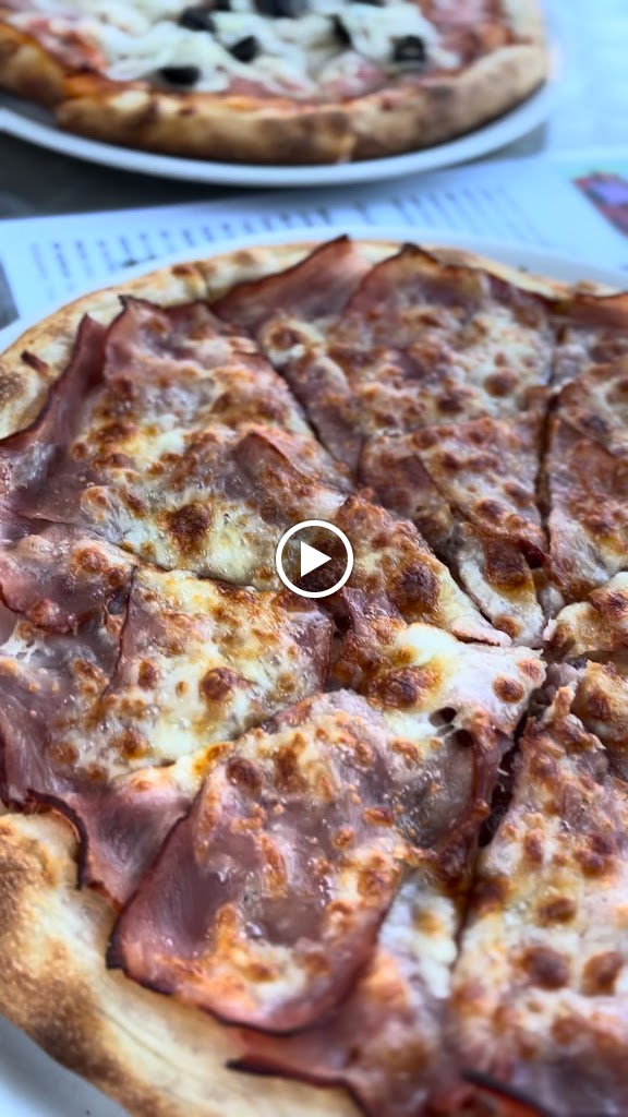 Pizzeria El Refugio — Comida y bebida
