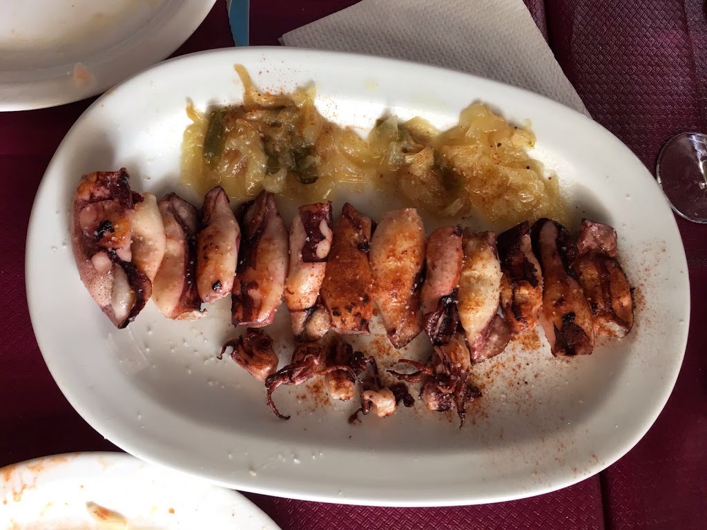 ASADOR LOS VASCOS — Comida y bebida