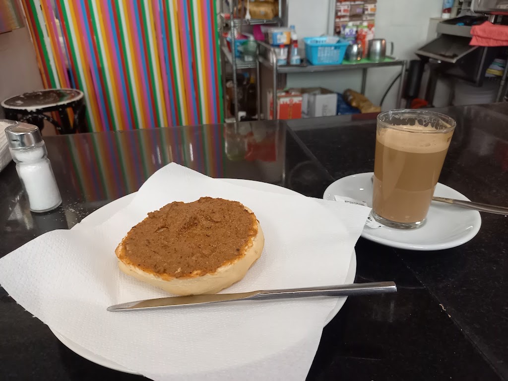 Bar Cafe de Arles — Comida y bebida