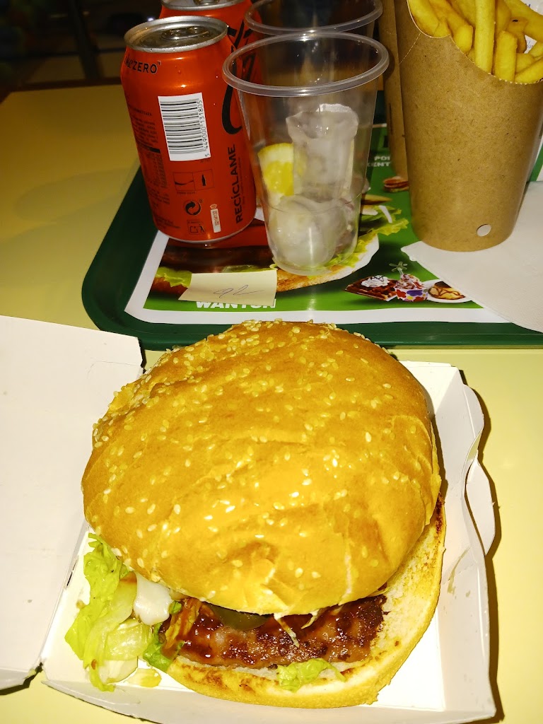 Burger Mc Queen's — Comida y bebida