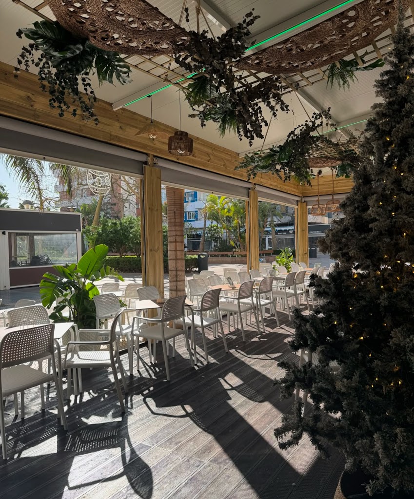 Larios13 - Cafeteria Pub Gintonic Cocktails Bar de Copas en Torre del Mar