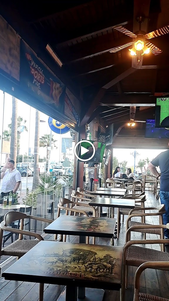 Mombasa Sports & Party Bar — Ambiente