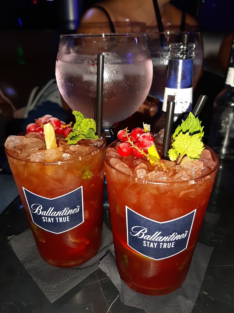 Niko's Drinks "Bar Musical" — Comida y bebida