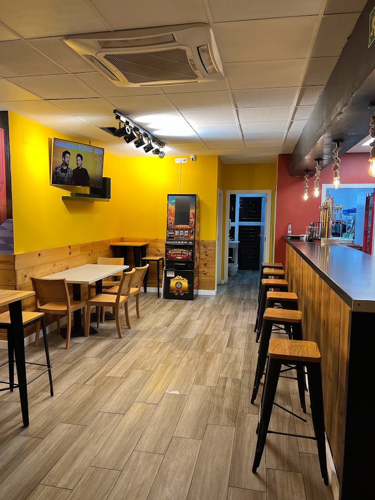 Bar Cafeteria El Menor venta de pollos asados y comida casera para llevar — Del propietario