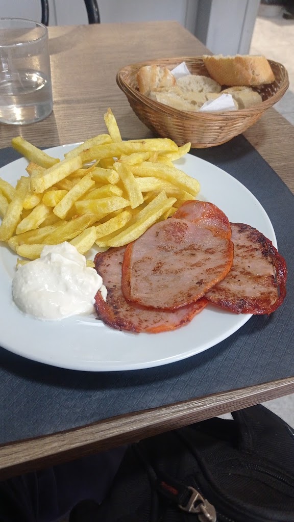 Bar Restaurant Pinetons — Comida y bebida