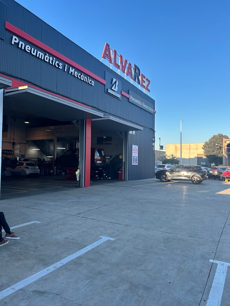 Neumaticos Alvarez Viera — Exterior