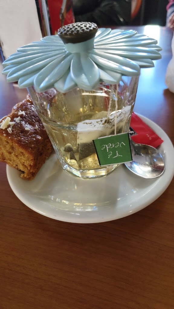 Cafe Bar Alvi — Comida y bebida