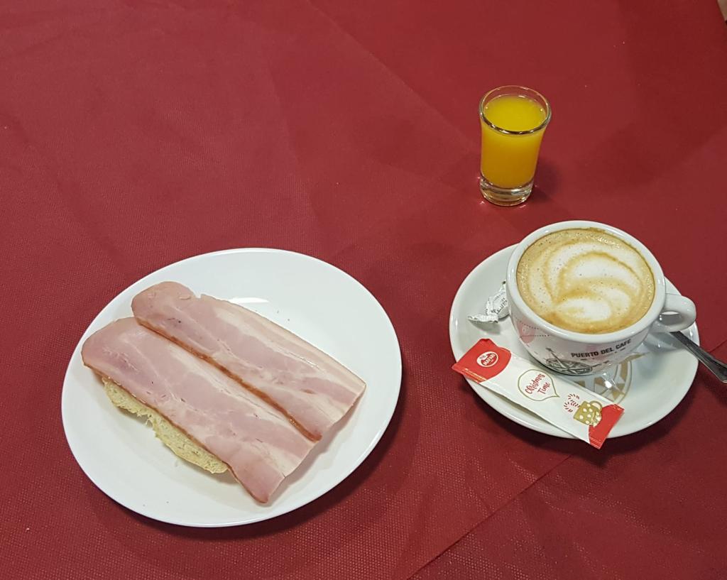 Taperia bonsay bar — Comida y bebida