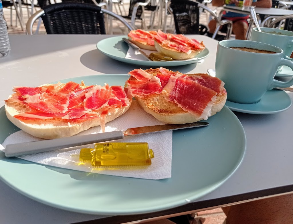 Cafeteria Pasteleria La Isa — Cafe