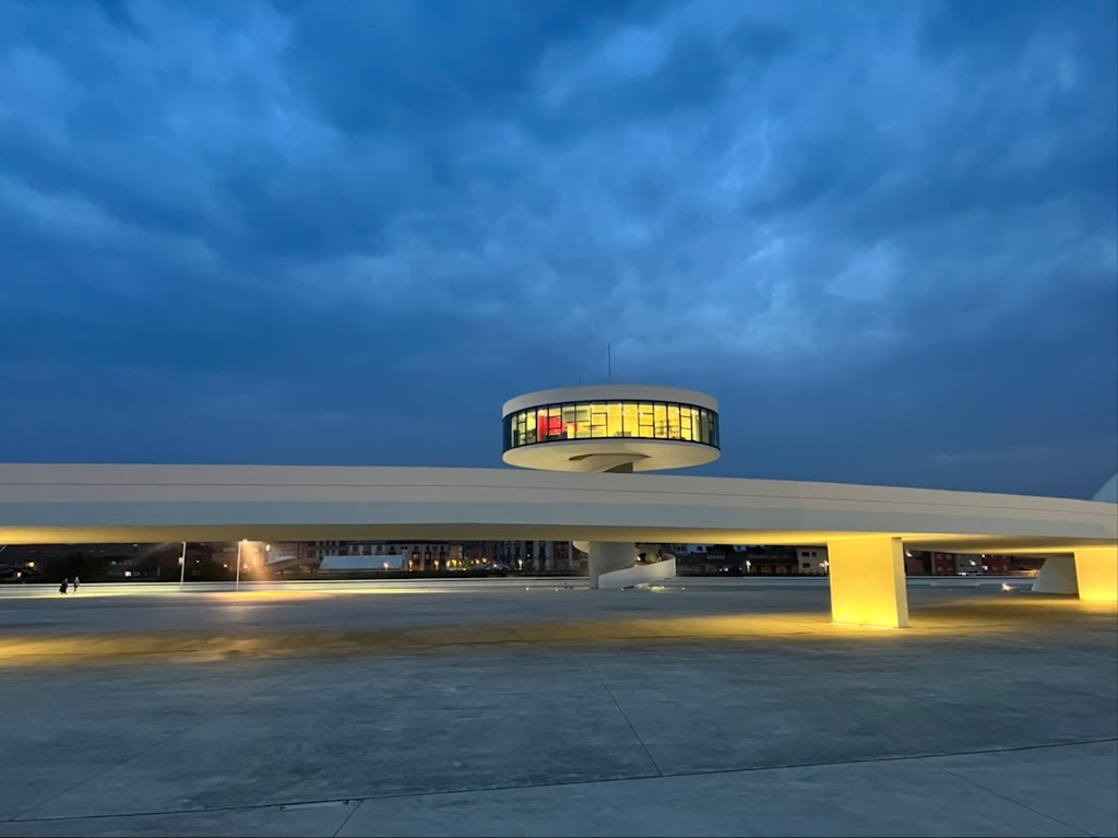 Aparcamiento exterior de Centro Niemeyer